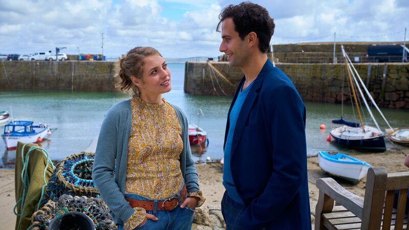 Rosamunde Pilcher – Schlagzeile Liebe /​/​ Drehstart. Von links: Laura (Nicola Rabea Langrzik) Bob (Garry Fischmann) – Bild: ZDF und Jon Ailes