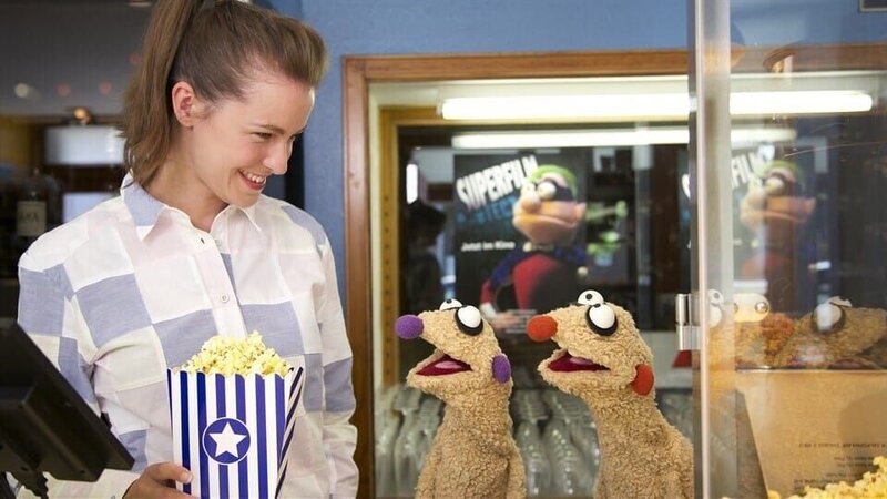 Die Knöpfe vom Superheld 1; © rbb/​bigSmile Ent./​NDR/​MDR – Honorarfreie Verwendung gemäß AGB im redaktionellen Zusammenhang mit genannter Sendung bei Nennung „Bild: rbb/​bigSmile Ent./​NDR/​MDR“. Andere Verwendung nur nach Absprache. KiKA Marketing & Kommunikation – bildredaktion@kika.de Telefon: +49 361.218⁠–⁠1826 – Bild: rbb/​bigSmile Ent./​NDR/​MDR/​KiKA-Bildredaktion