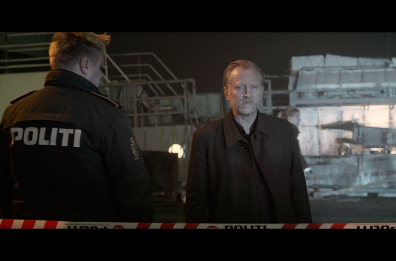 Hannis (Ulrich Thomsen) erfährt die bedrückende Wahrheit über Sonjas Tod. – Bild: ZDF/​Arte/​REinvent Studios/​Ásgrimur Guobjartsson