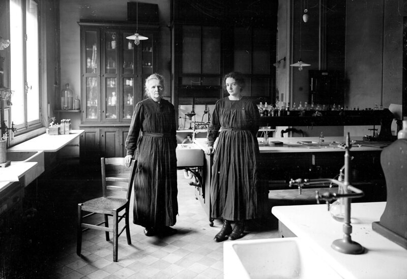 Marie Curie und Tochter Irene im Labor. – Bild: BR/​INTER/​AKTION