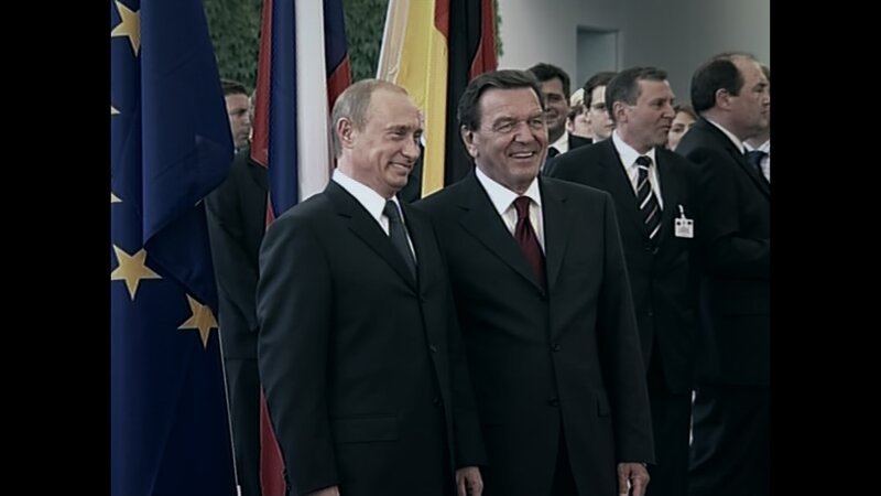 SRF school – Putins Oligarchen – Die Eroberung des Westens. Der russische Präsident Wladimir Putin und der ehemalige deutsche Bundeskanzler Gerhard Schröder. – Bild: SRF/​Arte