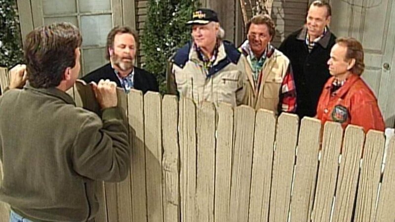 Tim (Tim Allen, l.) ist überrascht, als er bei seinem Nachbarn einige Mitglieder der legendären Beach Boys antrifft. – Bild: TVNOW /​ Touchstone Television