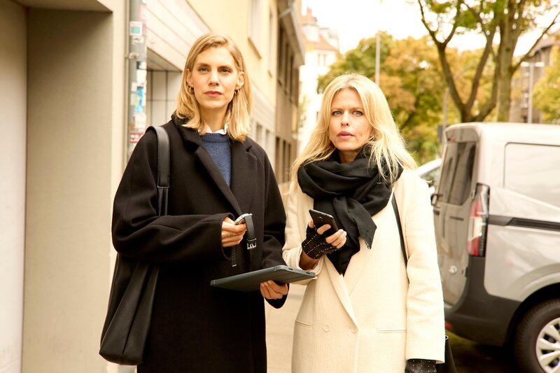 Stella (Bettine Langehein, l.) und Patrizia (Miriam Lahnstein) sind alarmiert, dass Jori wirklich einem Verbrechen zum Opfer gefallen sein muss. – Bild: RTL /​ Kai Schulz /​ Das Geheimnis der Schönfelds