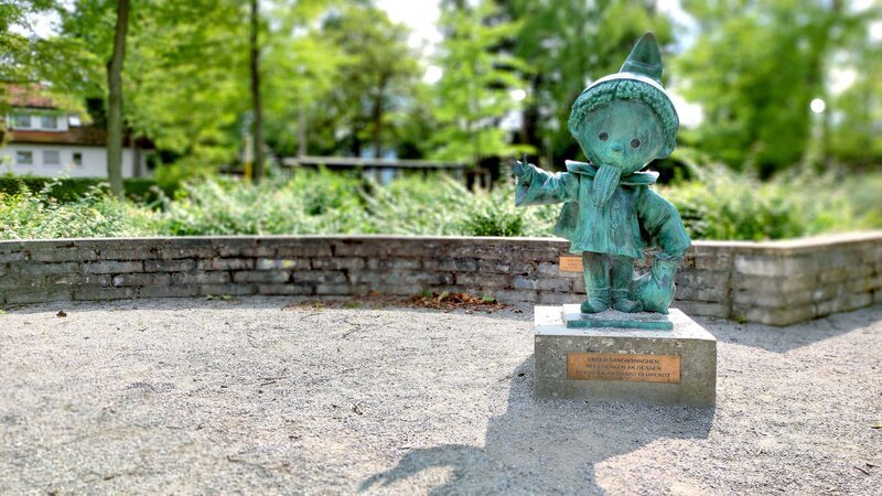 Das Sandmännchen-Denkmal im Berliner Ortsteil Mahlsdorf. – Bild: Sabine Gudath /​ IMAGO /​ Looks Film