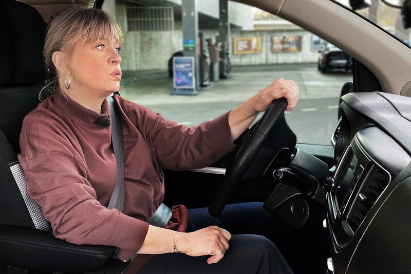«Puls Check»-Host Daniela Lager, einigermassen genervt am Steuer eines Autos – Bild: SRF1