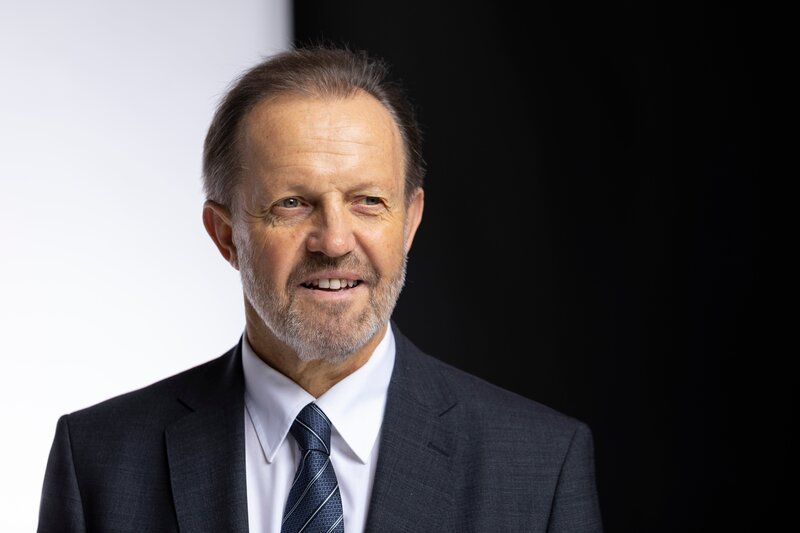 SRF bi de Lüt – Unser Dorf Folge 1. Peter Gottsponer ist mit Leidenschaft Schäfer: Im Sommer hat der Wolf einige Schafe gerissen, dies führt im Dorf zu Diskussionen. – Bild: SRF