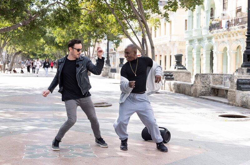 Eine Tanzstunde auf der Straße: Der Ballettmeister Yoerlis Brunet zeigt Eric Gauthier die Geheimnisse des Salsa. – Bild: SWR/​Jeanette Bak