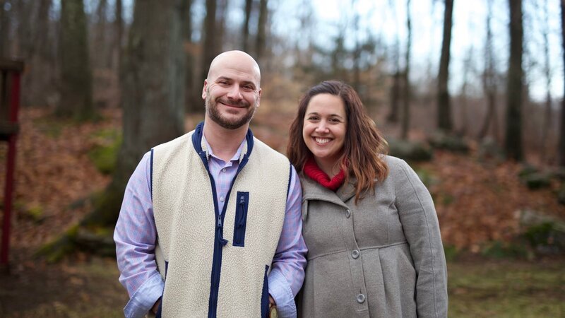 Jason und Lauren posieren für die Kamera am Set der HGTV-Sendung Log Cabin Living in Connecticut. – Bild: Scripps Networks, LLC