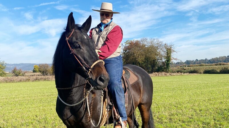 Pferdeflüsterer Berni Zambail auf seinem Pferd Gentleman – Bild: SRF