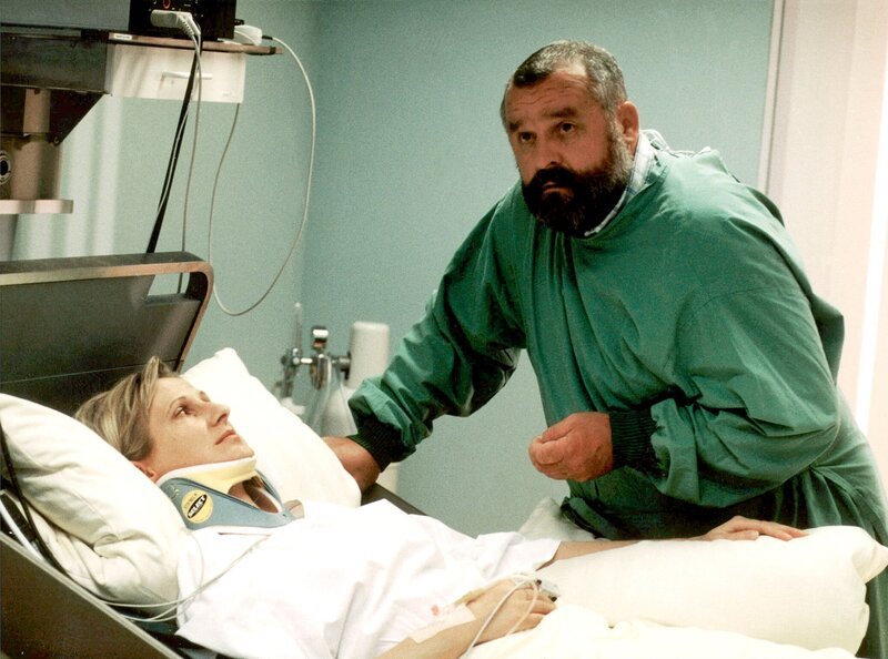 Jochen Freytag (Dietmar Huhn) am Bett von Gerda Freytag (Heike Jonka). – Bild: MDR