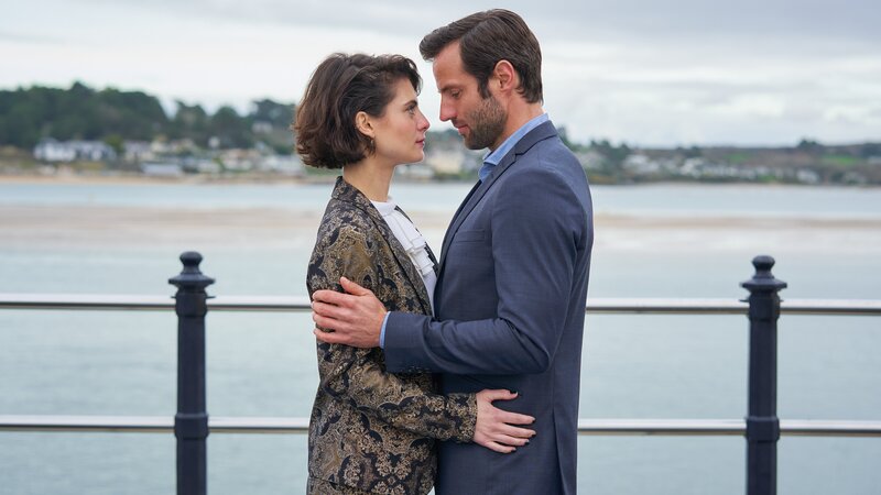 Rosamunde Pilcher Wie verhext War die Trennung ein Fehler?: Jördis Richter als Grace, Stefan König als Sebastian. – Bild: SRF/​ZDF/​Jon Ailes