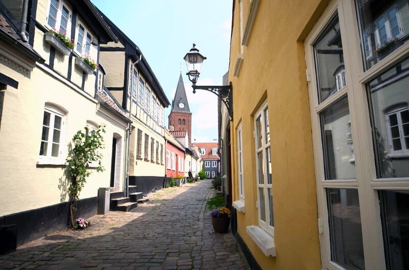 Als Dänemark im Zweiten Weltkrieg unter deutscher Besatzung stand, gründeten 1941 etwa ein Dutzend Jugendliche aus Aalborg den Churchill Club. – Bild: Elephant Doc