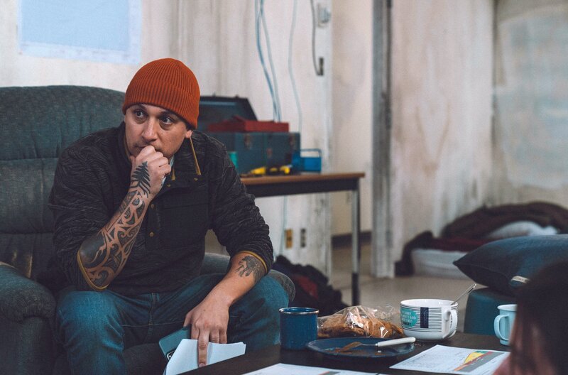 Maikan (Samian) versucht, die Aktivistengruppe auf einheitlichem Kurs zu halten. „Keine Gewalt“ lautet seine Devise. – Bild: Lou Scamble