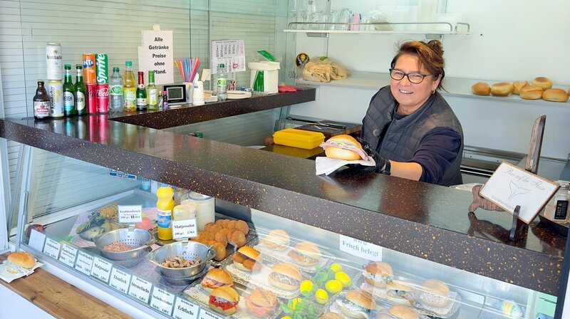 Räucherfisch vom Fachmann: Ilka Knobloch setzt auf Regionalität. – Bild: NDR Räucherfisch vom Fachmann: Ilka Knobloch setzt auf Regionalität. – Bild: NDR