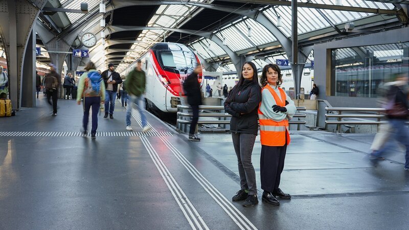 Mona mittendrin Pulsierender HB Zürich – Rund um den grössten Bahnhof der Schweiz Mona Vetsch (r.) mit Lokführerin Engela Hegelbach (l.) am Hauptbahnhof Zürich 2026 – Bild: SRF