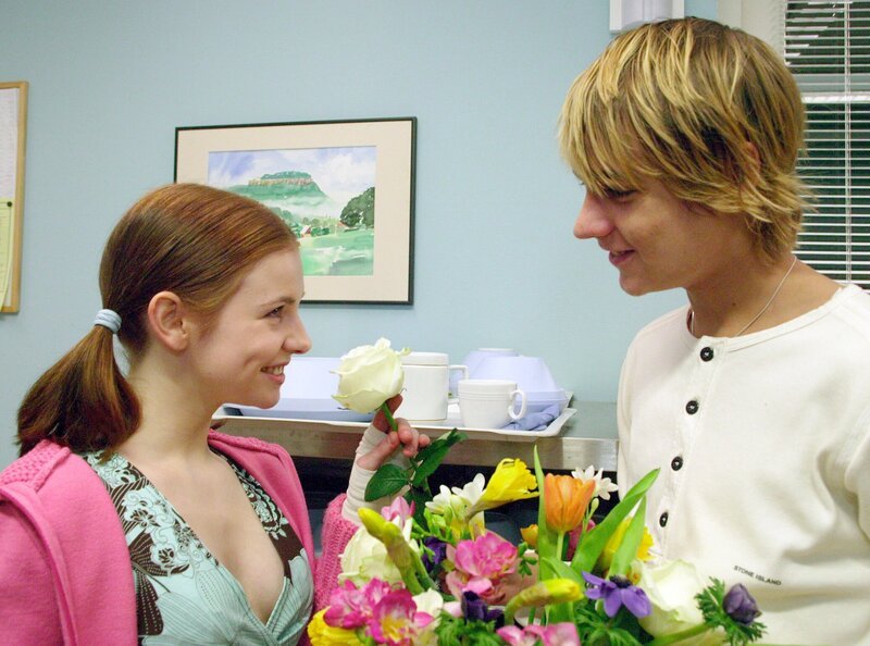 MDR Fernsehen IN ALLER FREUNDSCHAFT FOLGE 265, „Eine Flamme im Wind“, am Dienstag (19.03.13) um 11:40 Uhr. Andreas Biebert (Constantin von Jascheroff) verliebt sich in die todkranke Saskia Bannach (Josefine Preuß). – Bild: MDR/​Krajewski