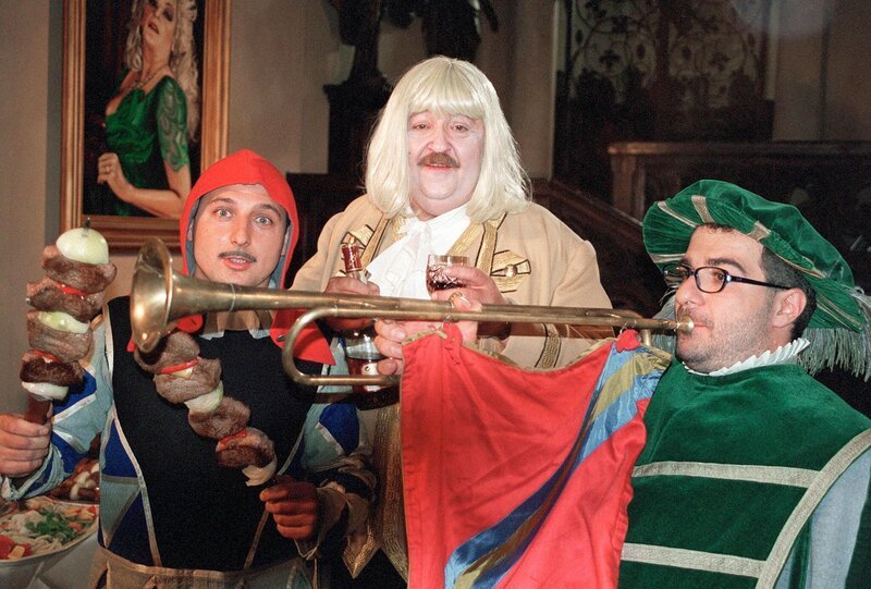 „Dolce Vita & Co.“, „Das Ultimatum.“ Zwei Sorgen plagen Mario in seiner neuen Rolle als Wirt und Caterer am meisten: das liebe Geld und die strikte Weigerung seines Vaters, ihm doch eine Chance zu geben. Nur unter einer Bedingung will Hans noch eine Woche mit der Unterzeichnung des Verkaufsvertrags warten – Mario soll ihm eine Yacht verschaffen. Die vermeintliche Lösung seiner Probleme findet Mario schließlich bei einem windigen Bootshändler und einem privaten Kreditvermittler mit „Mörderkonditionen“.Im Bild (v.li.): Christoph Fälbl (Boris), Götz Kauffmann (Franz), Michael Niavarani (Mario). – Bild: ORF/​Thomas Prodinger