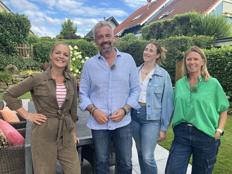 Gruppenfoto von links: Moderatorin Eva Brenner mit Familie Happel – Bild: ZDF und Karin Kurze