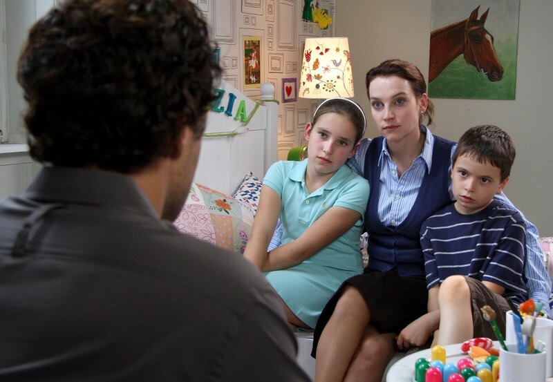 ARD GELD.MACHT.LIEBE, Hauptabendserie, Folge 11 „Entmachtung“, Regie Christine Kabisch. Martine (Gunther Gillian, links) erklärt seiner Frau Elena (Jana Klinge) und den beiden Kindern Carlos (Luca Jochen) und Cinzia (Elena von Eysmondt), dass er wieder zurück nach Argentinien geht. – Bild: MDR/​Degeto/​Tivoli Film/​Flo Lackner