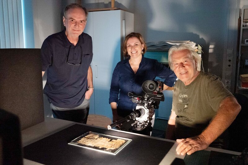 Regisseur Günter Schilhan und Kameramann Erhard Seidl mit Theresa Zammit Lupi, Buchrestauratorin/Entdeckerin des Mumienbuches. – Bild: ORF/​Schilhan/​Andy Schweighart