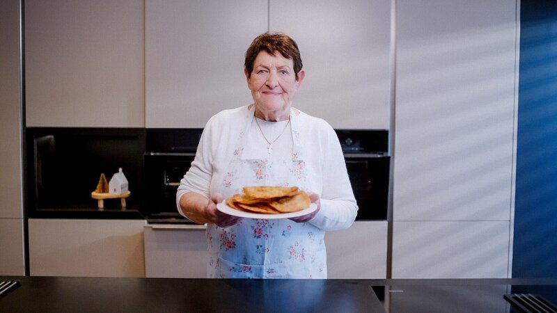 Oma Gretl Thanner mit ihren Zillertaler Krapfen. – Bild: ORF