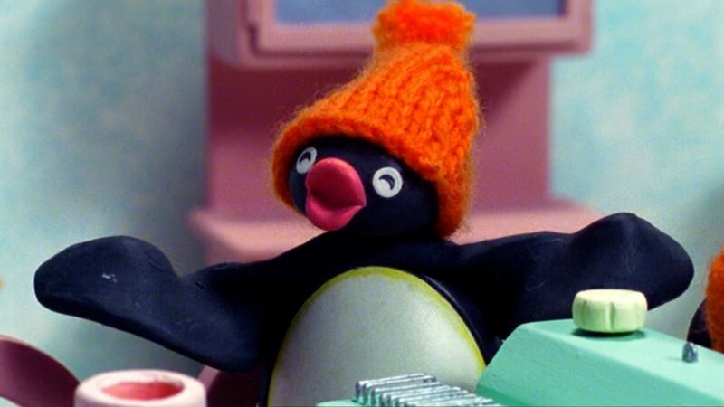 Guetnachtgschichtli Pingu Staffel 5 Folge 17 Pingu – Die Strickmaschine Pingu an der neuen Strickmaschine. – Bild: SRF/​Joker Inc., d.b.a., The Pygos Group
