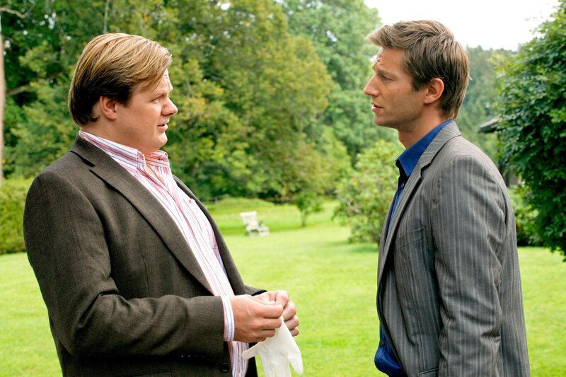 Die Kommissare Sven Hansen (Igor Jeftic, r.) und Tobias Hartl (Michael A. Grimm, l.) fragen sich, warum der Einbruch vertuscht wurde. – Bild: ORF/​ZDF/​Christian A. Rieger