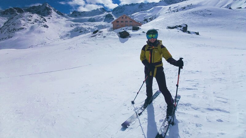 Nicole Berchtold vor der Grialetschhütte im Bündnerland – Bild: SRF