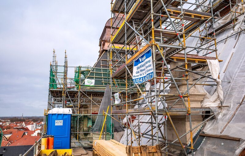 Das Dach ist eine besondere Herausforderung für die Handwerker. – Bild: NDR/​Udo Tanske