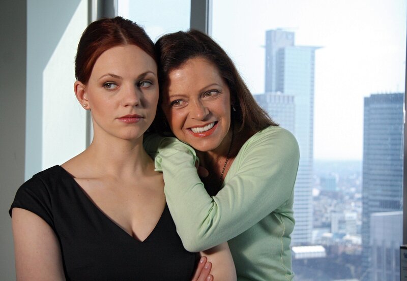 Mona (Angela Roy, rechts) versöhnt sich mit ihrer Tochter Ariane (Anna Bertheau). – Bild: ARD Degeto/​Tivoli Film/​Daniel Blaum; MDR/​Degeto/​Tivoli Film/​Daniel Blaum
