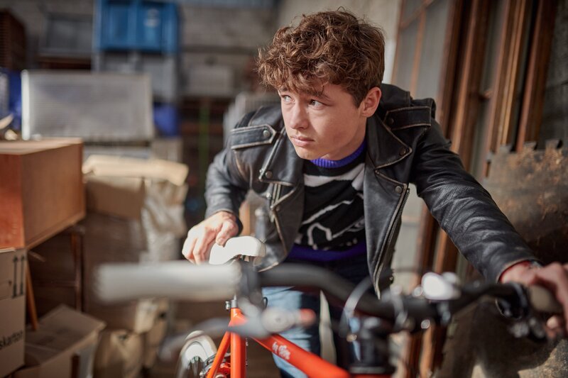 Colin (Johannes Degen) ist zwar mit den Gedanken ganz woanders, dennoch hilft er Julia bei einer brenzligen Rettungsaktion. – Bild: mdr/​Saxonia Media/​Adrian Groß