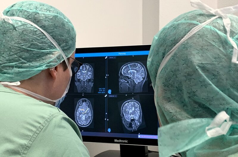 Die Tiefe Hirnstimulation (THS) ist zur Behandlung von Parkinson bereits seit längerem zugelassen. Wie genau die Stimulation mit Strom im Gehirn wirkt, wird jedoch nach wie vor erforscht. – Bild: Docuvista Filmproduktion/​Judith Arnold