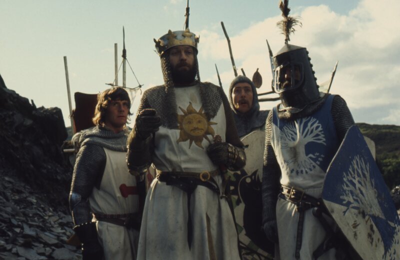 König Arthur (Graham Chapman, 2.v.l.) reist mit seinem getreuen Diener Patsy durch sein Königreich England, um die besten aller Ritter für seine Tafelrunde zu rekrutieren. – Bild: PYTHON (MONTY) PICTURES LIMITED