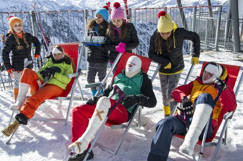 Das Ende vom Lied – blaue Augen und lädierte Knochen. Dabei wollte der TanzTapir doch nur mit den Skifahrern mitwedeln. – Bild: KiKA/​MingaMedia