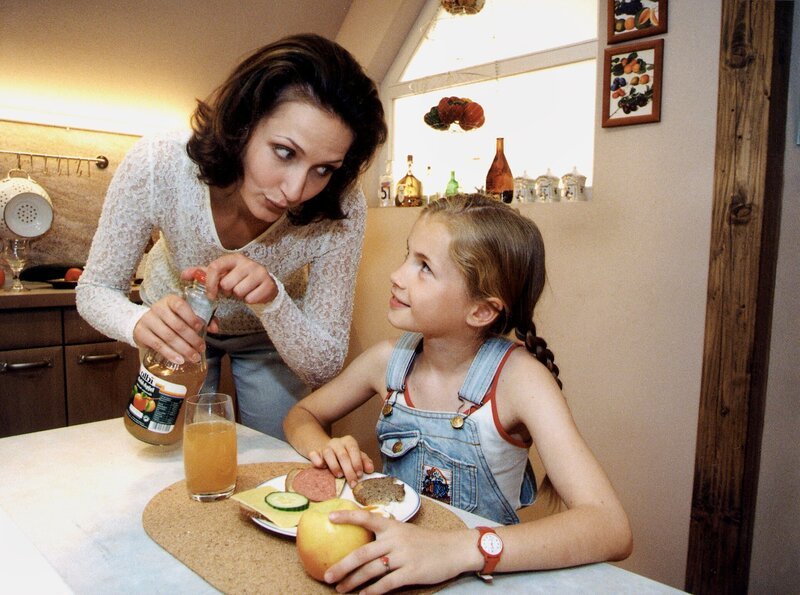 MDR Fernsehen IN ALLER FREUNDSCHAFT FOLGE 6, „Gewichtige Probleme“, am Mittwoch (11.01.12) um 12:30 Uhr. Maria Dietz ( Ina Rudolph) und Franzi Moers (Cornelia Groeschel) beim Frühstück. – Bild: MDR