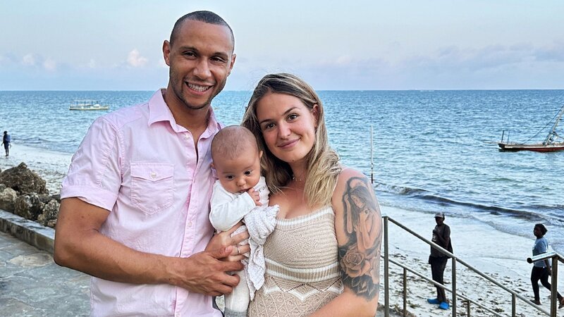 Joshua Schmidli mit seiner Verlobten Vera Leibundgut und ihrem Baby Jaivyn Charo am Strand von Mombasa, Kenia – Bild: SRF