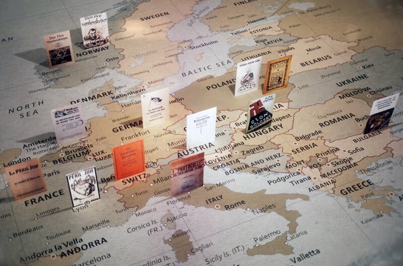 Die Europakarte zeigt die Verbreitung antisemitischer Schriften in verschiedenen Sprachen. – Bild: Blueprint Film