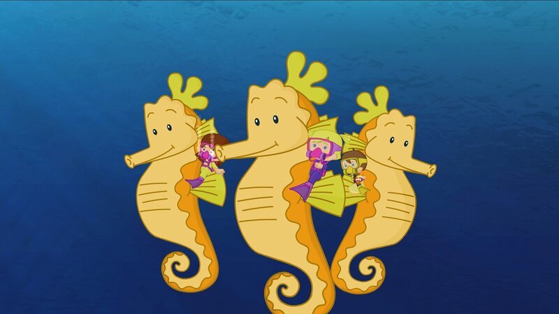 Lili, Zoé und Max reiten auf riesigen Seepferdchen. – Bild: KiKA