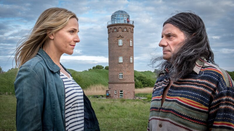 Nora Kaminski (Tanja Wedhorn) sorgt sich um den „roten Büffel“ Paul (Joachim Nimtz). – Bild: MDR/​ARD Degeto/​Boris Laewen