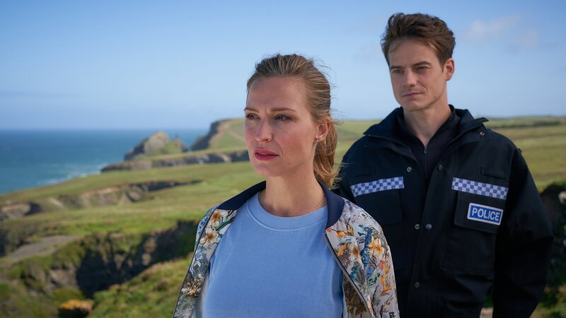 Ihre gemeinsame Vergangenheit holt Flora (Pina Kühr) und Eric (Ian Thomas McMillan) plötzlich wieder ein. – Bild: SRF/​ZDF/​Jon Ailes