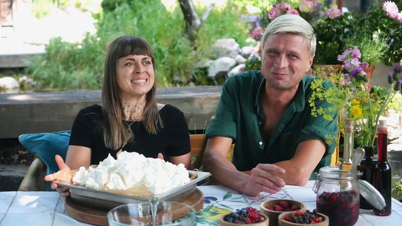 Zu Tisch Bad Gastein – Österreich Fia und Jan bei der Zubereitung einer «Pavlova» – Bild: SRF/​Reiner Bauer