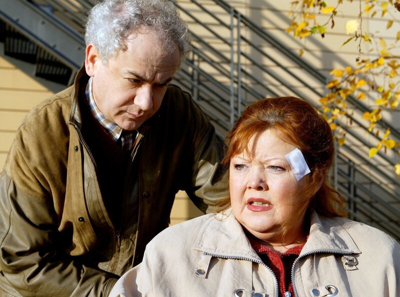 MDR Fernsehen IN ALLER FREUNDSCHAFT FOLGE 261, „Rosenkrieg“, am Mittwoch um 11:40 Uhr. Ottmar Wolf (Tom Pauls) überredet Hilde (Franziska Troegner) zur Operation. – Bild: MDR/​Krajewski