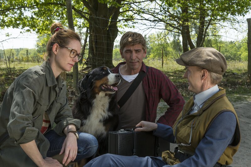 Was hat der pingelige Herr Kluthe (Holger Handtke, r.) mit dem Verschwinden des prächtigsten Wisents aus dem Naturpark zu tun? Fritz Fuchs (Guido Hammesfahr, M.) misstraut seinen haarsträubenden Geschichten. Die Leiterin des Naturparks, Dr. Korina Kwiatkowski (Lavinia Wilson, l.), schaut ebenfalls skeptisch. – Bild: ZDF/​Ole Schwarz