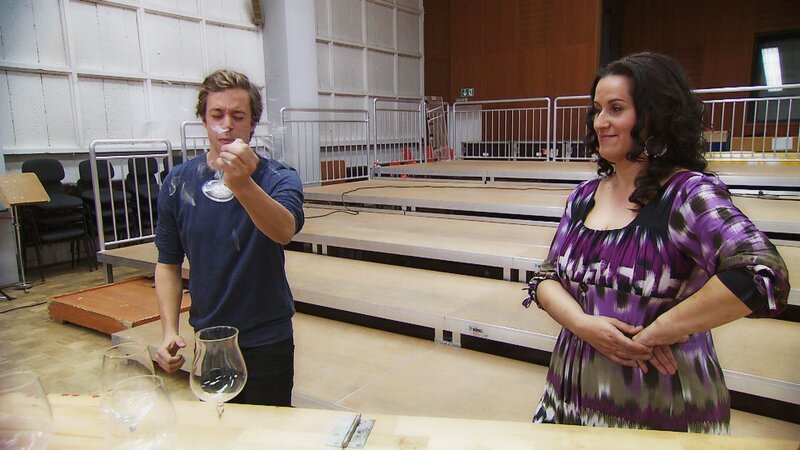 Tobi mit einem Zuckerglas in der Hand und der Sängerin Lipa Majstrovic. – Bild: BR/​megaherz gmbh/​Hans-Florian Hopfner