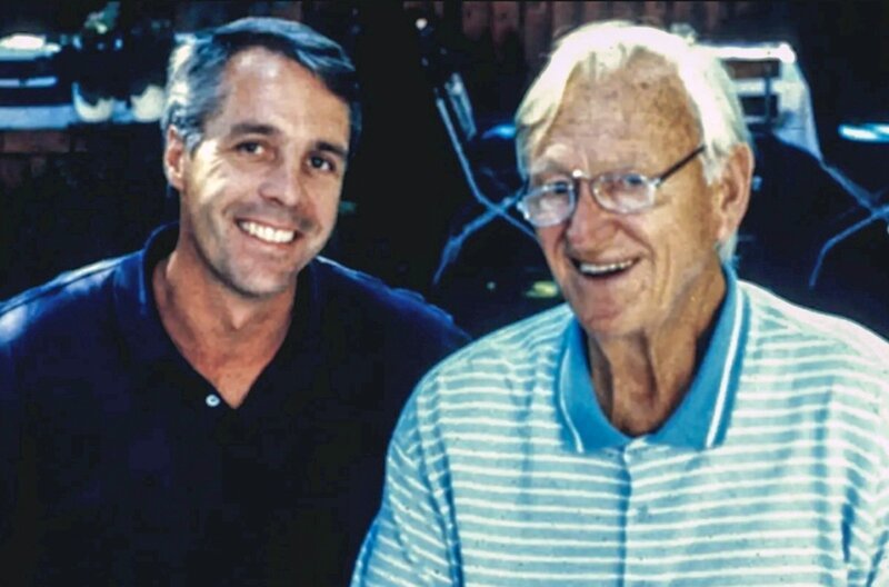 Jonathan Petropoulos (li.) neben Bruno Lohse (re.), der als ehemaliger Kunsthändler von Hermann Göring ein lukratives Netzwerk aufbaute und nach 1945 noch jahrzehntelang mit geraubten Kunstschätzen handelte – Bild: Taglicht Media