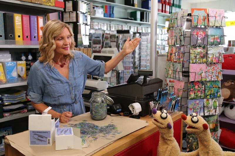 Jan & Henry treffen die Kalenderverkäuferin (Susanne Pätzold). – Bild: NDR/​bigSmile