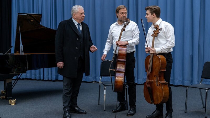Der Staatsanwalt befragt die Cellisten, v.li.: Rainer Hunold als Bernd Reuther, Steffen Münster als Benno Wiegand, Ruben Meiller als Leon Wiegand – Bild: SRF/​ZDF/​Andrea Enderlein