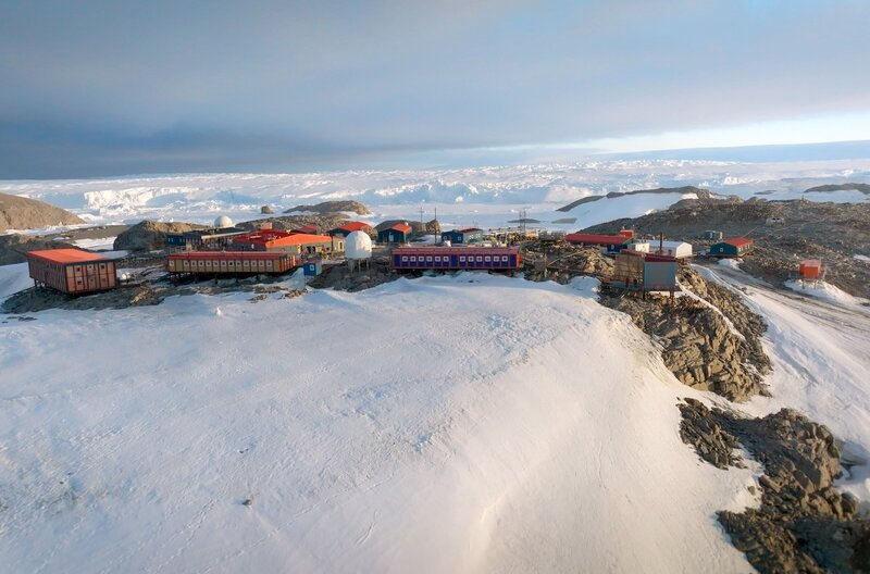 Blick auf die Forschungsstation in Adélieland, wo Wissenschaftlerinnen und Wissenschaftler aus der ganzen Welt zusammenkommen – Bild: ARTE F /​ YUZU Productions