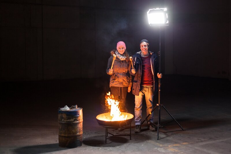 Checker Tobi mit Licht-Expertin Laura Aulbach. – Bild: BR/​megaherz gmbh/​Hans-Florian Hopfner