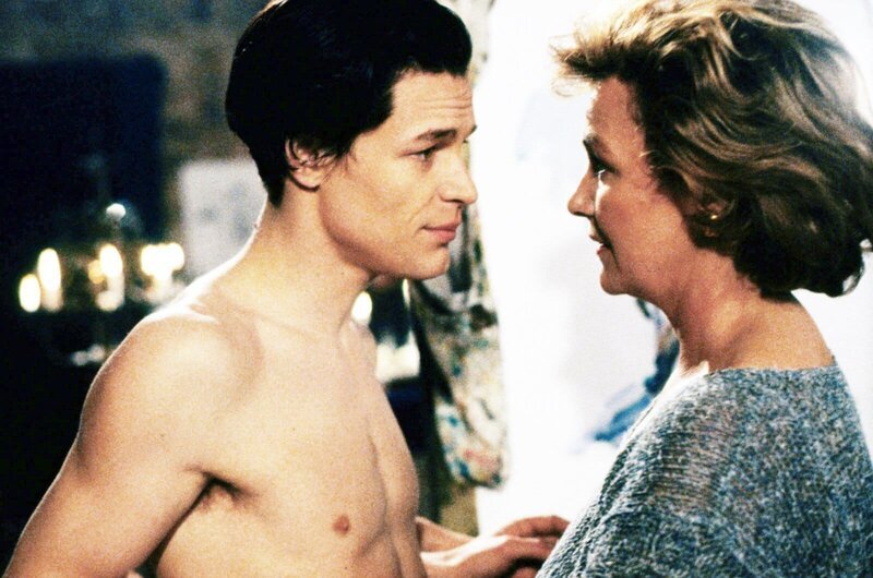 Internatsleiterin Victoria von Lohenstein (Gila von Weitershausen) und ihr Schüler Julian (Steffen Wink), Sohn des einflussreichen Medienmoguls Sprangenberg, verweigern jegliche Zusammenarbeit. Julian war der Ex-Freund der toten Anna. – Bild: ORF 2